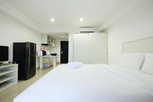 Η κουζίνα ή μικρή κουζίνα στο Exclusive Studio Tamansari The Hive Apartment in Strategic Location By Travelio