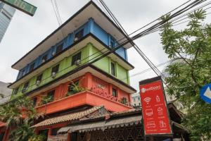 ein farbenfrohes Gebäude an der Straßenseite in der Unterkunft RedDoorz @ Jalan Jaksa in Jakarta