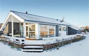 Skovby的住宿－Gorgeous Home In Sydals With Kitchen，白色的房子,有很多窗户