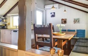 BjerregårdにあるGorgeous Home In Hvide Sande With Indoor Swimming Poolのキッチン、ダイニングルーム(木製テーブル付)