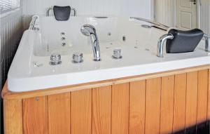 un lavabo con dos grifos encima en Awesome Home In Hvide Sande With Sauna, en Bjerregård