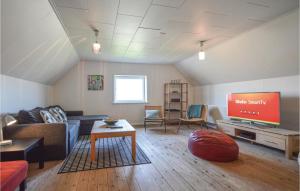 BallumにあるAmazing Home In Bredebro With 5 Bedrooms And Wifiのリビングルーム(ソファ、薄型テレビ付)