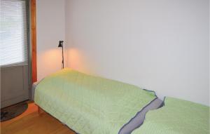 ein Schlafzimmer mit 2 Betten und einer Lampe in der Unterkunft Stunning Studio In Skagen With Wifi in Skagen