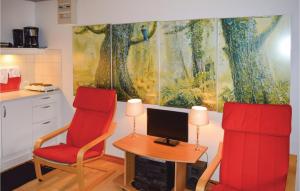 スケーエンにあるStunning Studio In Skagen With Wifiのキッチン(椅子2脚、デスク、テレビ付)