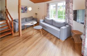 ein Wohnzimmer mit einem Sofa und einem Tisch in der Unterkunft Awesome Home In Broager With Wifi in Broager