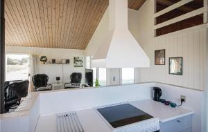 ロッケンにあるStunning Home In Lkken With 4 Bedrooms, Sauna And Indoor Swimming Poolのキッチン(コンロ、白いカウンタートップ付)