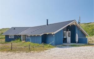 BjerregårdにあるCozy Home In Hvide Sande With House A Panoramic Viewの青い建物