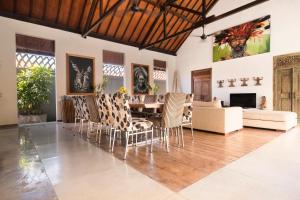 ein Wohnzimmer mit Tisch und Stühlen in der Unterkunft Seminyak Villa in Seminyak