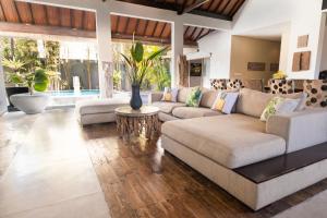 Ein Sitzbereich in der Unterkunft Seminyak Villa