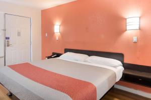 Postel nebo postele na pokoji v ubytování Motel 6-Fort Worth, TX - Seminary