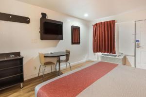 TV a/nebo společenská místnost v ubytování Motel 6-Fort Worth, TX - Seminary
