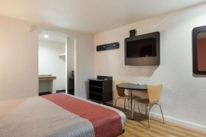 TV a/nebo společenská místnost v ubytování Motel 6-Fort Worth, TX - Seminary
