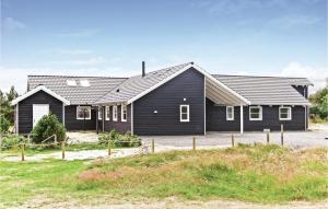 バイアス・スタンにあるAmazing Home In Vejers Strand With 11 Bedrooms, Sauna And Indoor Swimming Poolの黒屋根