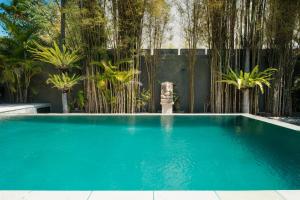 Der Swimmingpool an oder in der Nähe von Seminyak Villa