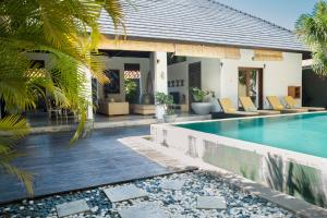 Der Swimmingpool an oder in der Nähe von Seminyak Villa