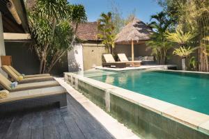 Der Swimmingpool an oder in der Nähe von Seminyak Villa