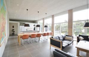 cocina y sala de estar con mesa y sillas en Nice Home In Ebeltoft With Wifi, en Ebeltoft