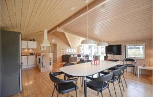エーベルトフトにあるBeautiful Home In Ebeltoft With Wifiのキッチン、ダイニングルーム(テーブル、椅子付)
