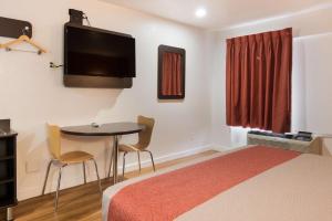 TV a/nebo společenská místnost v ubytování Motel 6-Fort Worth, TX - Seminary