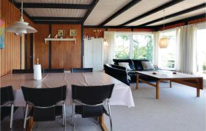 ein Esszimmer mit einem großen Holztisch und Stühlen in der Unterkunft Lovely Home In Hurup Thy With House Sea View in Doverodde