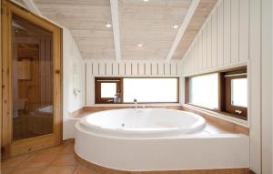 Koupelna v ubytování Holiday Home Alkevej Ålbæk Iv