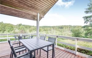 Balcony o terrace sa Cozy Home In Ebeltoft With Sauna