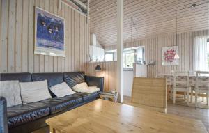 Et opholdsområde på Cozy Home In Ebeltoft With Sauna