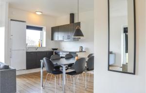cocina y comedor con mesa y sillas en 3 Bedroom Gorgeous Home In Ringkbing en Hee