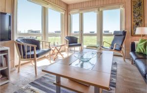 sala de estar con mesa y sillas en Stunning Home In Faaborg With Kitchen, en Faaborg
