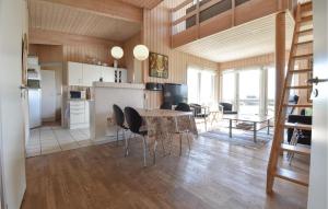 ファーボにあるAmazing Home In Faaborg With 4 Bedrooms, Sauna And Wifiのキッチン、ダイニングルーム(テーブル、椅子付)