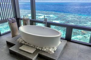 Een badkamer bij Kudadoo Maldives Private Island – Luxury All inclusive