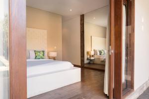 Ein Bett oder Betten in einem Zimmer der Unterkunft Seminyak Villa