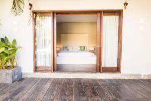 Ein Balkon oder eine Terrasse in der Unterkunft Seminyak Villa