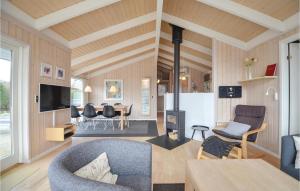 エーベルトフトにあるNice Home In Ebeltoft With 3 Bedrooms, Sauna And Wifiのリビングルーム(ソファ、テーブル付)