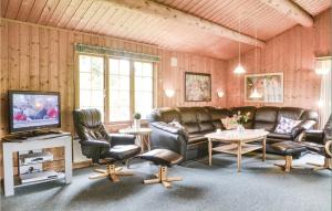 Oleskelutila majoituspaikassa Stunning Home In Oksbl With Sauna