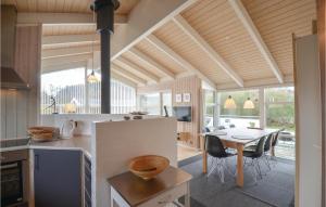 エーベルトフトにあるLovely Home In Ebeltoft With Kitchenのキッチン、ダイニングルーム(テーブル、椅子付)