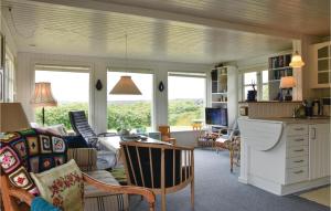 sala de estar con sofá y mesa en Lovely Home In Ringkbing With Kitchen, en Søndervig