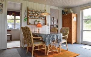 comedor con mesa y sillas en Lovely Home In Ringkbing With Kitchen, en Søndervig