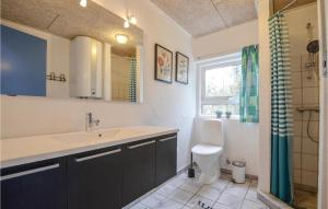 Koupelna v ubytování Cozy Home In Ebeltoft With Kitchen