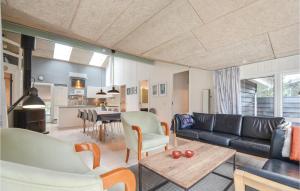 エーベルトフトにあるBeautiful Home In Ebeltoft With 4 Bedrooms, Sauna And Wifiのリビングルーム(ソファ、テーブル付)