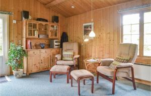 Oleskelutila majoituspaikassa Stunning Home In Oksbl With Sauna