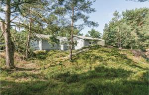 una casa en una colina con árboles en Awesome Home In Nex With Kitchen, en Spidsegård