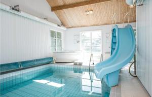 SlettestrandにあるAmazing Home In Brovst With 5 Bedrooms, Sauna And Wifiの- スイミングプール(ブルースライド付きのバスルーム付)