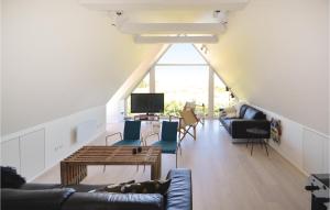 sala de estar con sofá, sillas y TV en 6 Bedroom Stunning Home In Grenaa, en Grenå