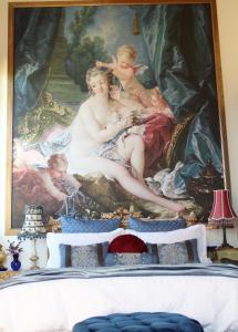 un dipinto sulla parete sopra un letto in una camera da letto di Angel Place Robertson a Robertson