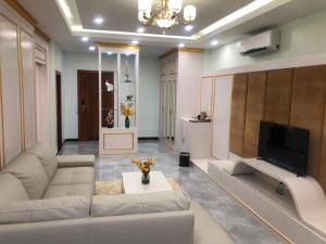 Kampong Thom Royal Hotel的电视和/或娱乐中心