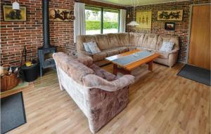 salon z kanapą i stołem w obiekcie Amazing Home In Sydals With 3 Bedrooms, Sauna And Wifi w mieście Skovby