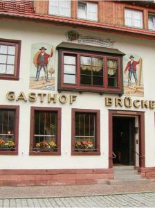 un edificio con el nombre de un restaurante en Zur alten Brücke, en Schiltach