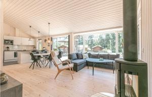 NeksøにあるStunning Home In Nex With 3 Bedrooms And Wifiのリビングルーム(ソファ、テーブル付)