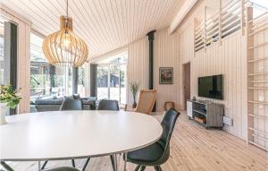 NeksøにあるStunning Home In Nex With 3 Bedrooms And Wifiのダイニングルーム(白いテーブル、椅子付)
